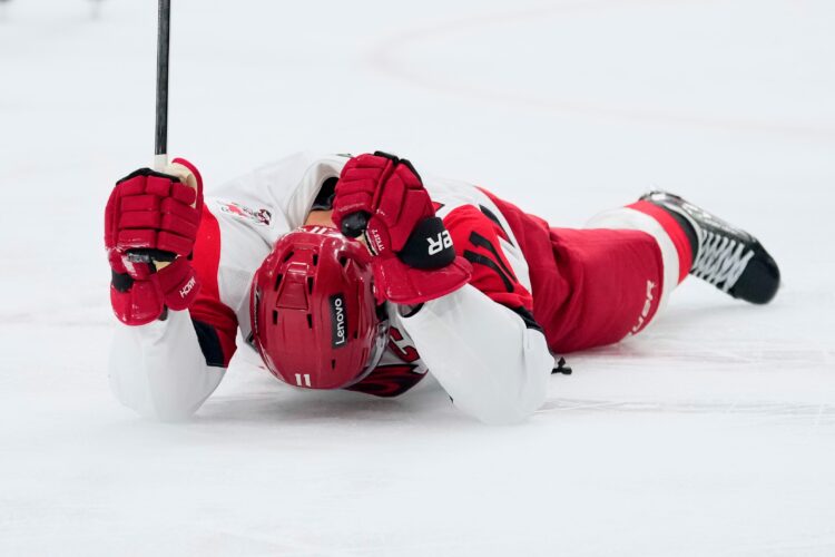 Staal's acrobatic backhand shot pulls Hurricanes even with Golden Knights in Stanley Cup Final